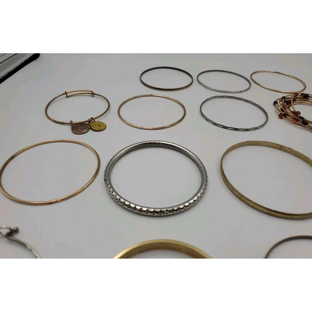 Lot Of Bracelets Bangles Skinny Metal Silver Gold Tone 23 Piece‎